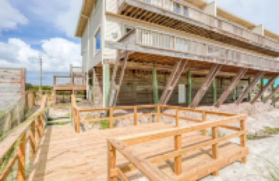 Beachfront Getaway With Ocean Views, Washer/dryer & AC - Snowbirds Welcome - 4-Star