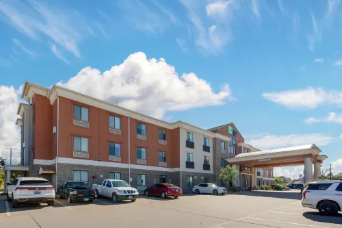 Holiday Inn Express & Suites FAIRFIELD-NORTH by IHG