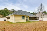 11 Mi to Savannah! Suburban Home w/ Spacious Yard - Homestays