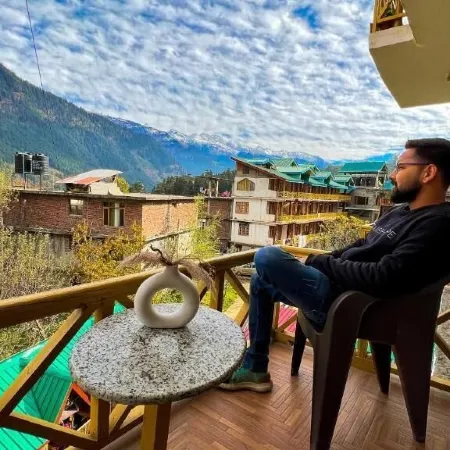 Yolo Social - the Social House & Cowork - Manali