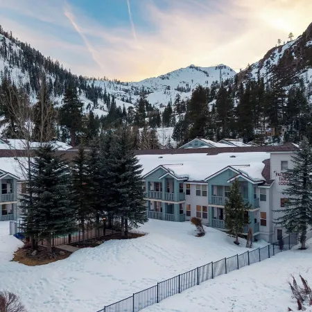 The Ridgeline by Avantstay Shared Pool + Hot Tub + Sauna Ski-in Access + Village Walk