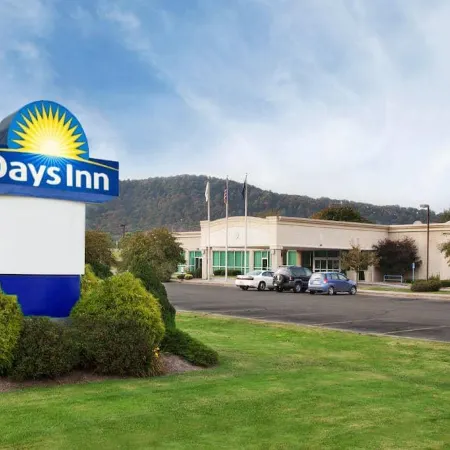 Days Inn by Wyndham Warren