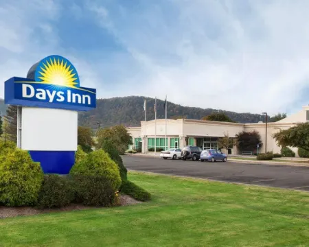 Days Inn by Wyndham Warren Hotels in Warren
