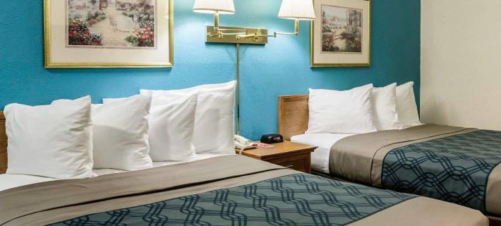 Econo Lodge University Hotels in Lawrence