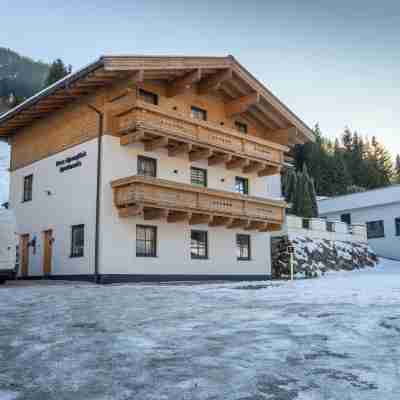 Alpenglück Apartments by we rent Hotel Exterior