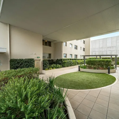 Braddon Retreat: Spacious 1-bed With Parking