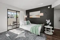 The Asteria by Stylish Stays - balcony