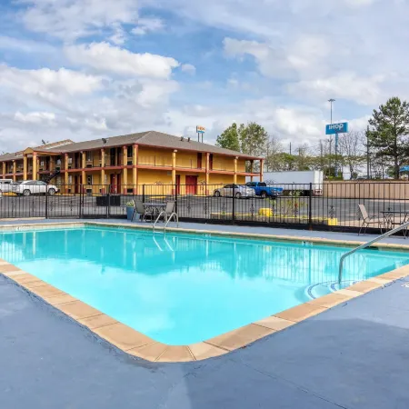 Days Inn & Suites by Wyndham Marshall