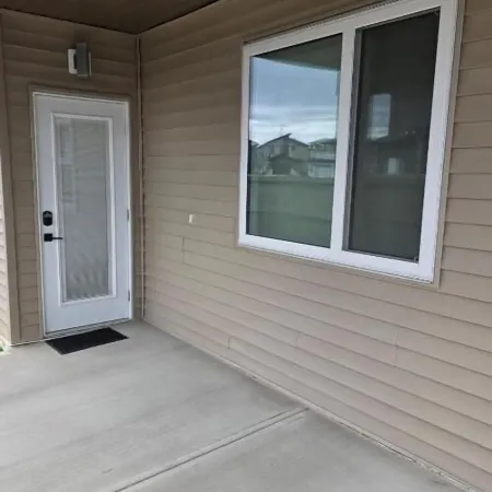 Cozy Irvine Creek Walk-out Suite 10 Mins to YEG Hotele w: Nisku
