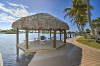 Luxe Cape Coral Escape w/ Boat Dock + Cabana! - Parkplatz