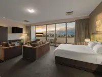 Mercure Melbourne Caroline Springs - Private Pools