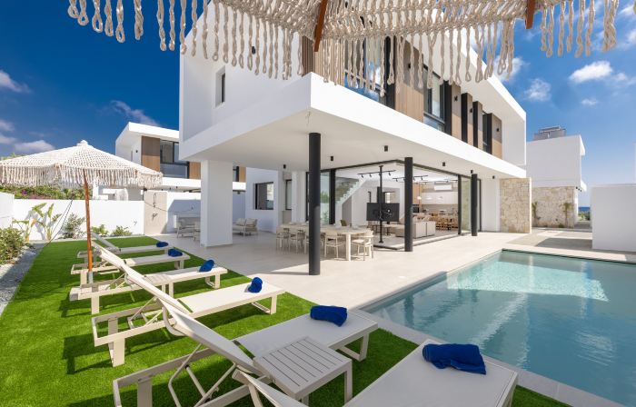 New 4 bedroom villa with pool, 100 Meters from the beach