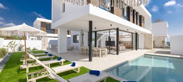 New 4 bedroom villa with pool, 100 Meters from the beach Hotéis em Pernera