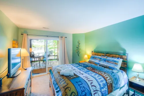Spacious Lake Lodge With a Private Dock, Wraparound Decks & Foosball - 3-Sterne