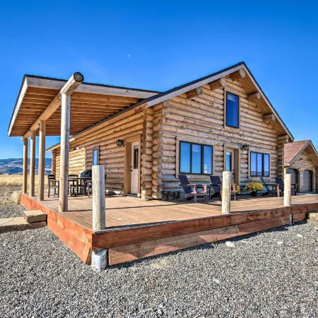 Stunning Mountain Views: Livingston Cabin w/ Deck!