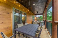 Cozy Creekside Stay for 8 - Chalets