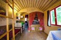 L'Ecrin du Segala - la Roulotte - Bed and Breakfasts