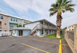 Waterfront Condo 1 Block to Beach Pool Access