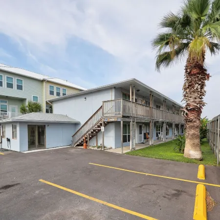 Waterfront Condo 1 Block to Beach Pool Access