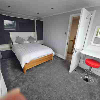 Serene 5-Bedroom House in Staines-Upon-Thames with Garden Rooms