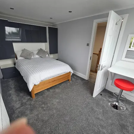 Serene 5-Bedroom House in Staines-Upon-Thames with Garden Отели в г. Стейнес