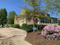 Strawtown Inn & Events - Homestays