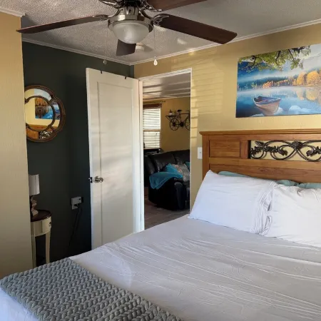 Charming cottage minutes away from Downtown