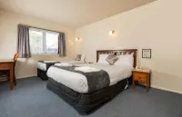 Cobblestone Court Motel - Wenzel Motels - Motels