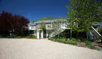 Salt House Inn - parking
