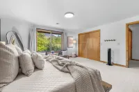 American Alps Lodge: Riverfront, Hot Tub, EV Charger, Game Room - 4-Star