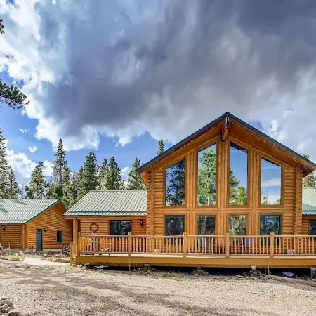Spacious cabin with hot tub in a nicely treed area, close to many attractions