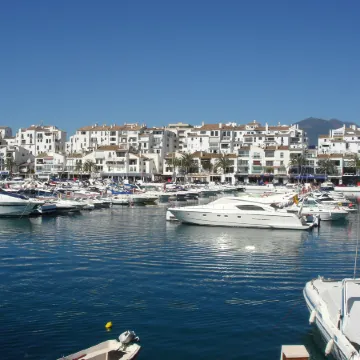 Modern 2 Bed ,2 Bathroom Refurbished Apartment , Outstanding Sea and Golf Views
