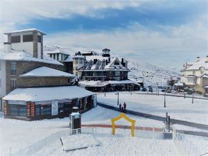 Todosierranevada -Zona Baja - Junto a los telecabinas