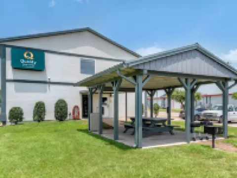 Quality Inn & Suites Hotels in Demopolis