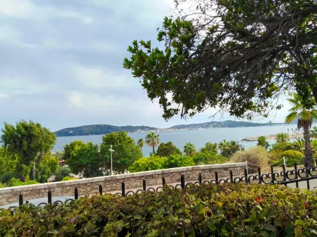 Typical Toulon Apartment 50M Beaches Отели в г. Тулон