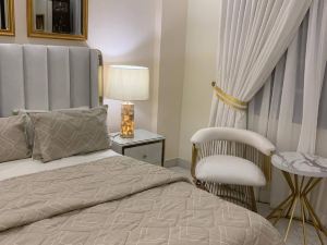 1 Bedroom Apartment Designer Furnished Diamount-10