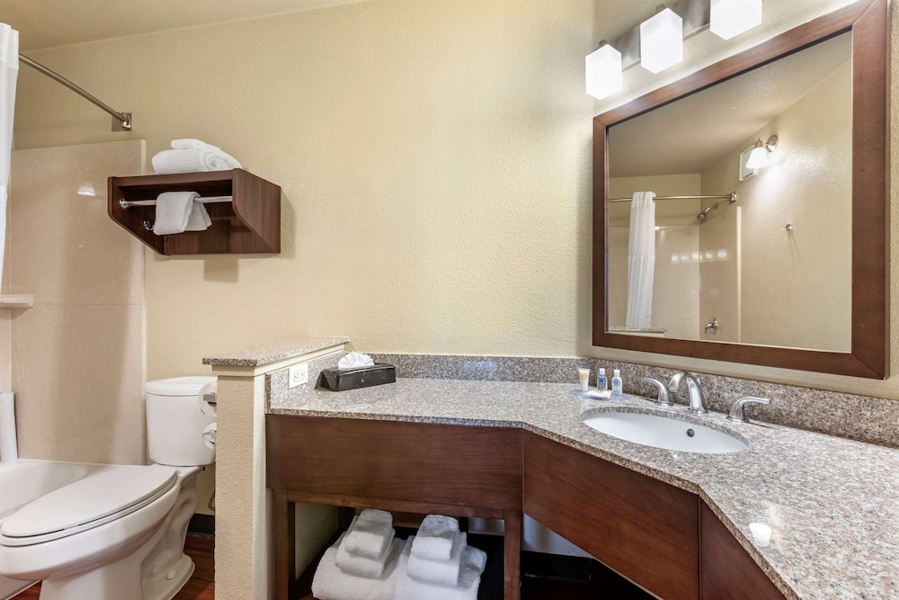 Comfort Inn & Suites Orange County John Wayne Airport