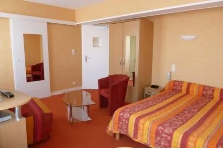 Logis Hotel Restaurant du Commerce Отели в г. Сен-Пьер-дю-Регар