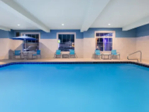 Holiday Inn Express & Suites SEASIDE-CONVENTION CENTER by IHG Ξενοδοχεία στην πόλη Seaside