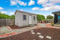 Vintage Home with Fire Pit in Backyard Street Away from Beach by RedAwning Hotel in zona Peters Point Beachfront Park