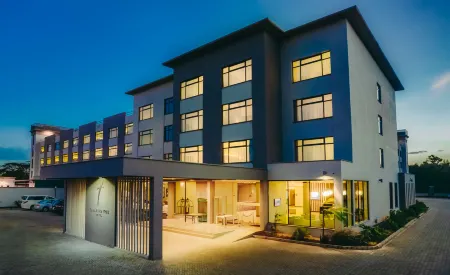 Tamarind Tree Hotel Отели рядом с достопримечательностью «Джирафф Сентр»