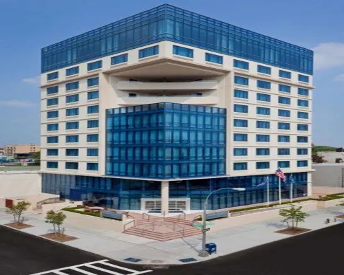 Vista LIC Hotel, BW Premier Collection Hotels near إيست سايد العليا