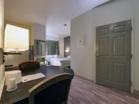 Studio 6 Toronto - Mississauga with Kitchenettes Hotels near Hurontario