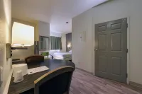 Studio 6 Toronto - Mississauga with Kitchenettes