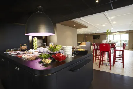 Campanile Lille Sud - Douai Cuincy Отели в г. Нуайель-Годо