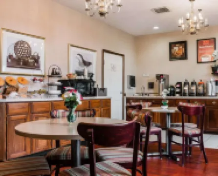 Econo Lodge & Suites