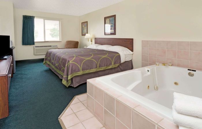 Super 8 by Wyndham Windsor