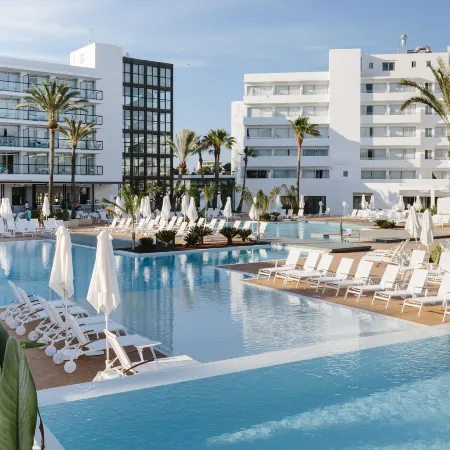 AluaSoul Ibiza - Adults Only Отели рядом с достопримечательностью «Пристань для яхт Санта-Эулалия»