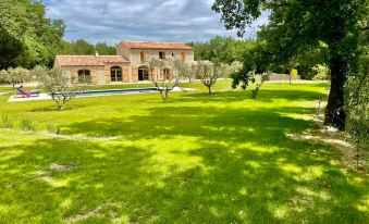 Charming Farmhouse 20 Minutes from Aix-en-Provence - by Feelluxuryholidays