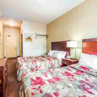 Howard Johnson by Wyndham Toronto Downtown West Rooms